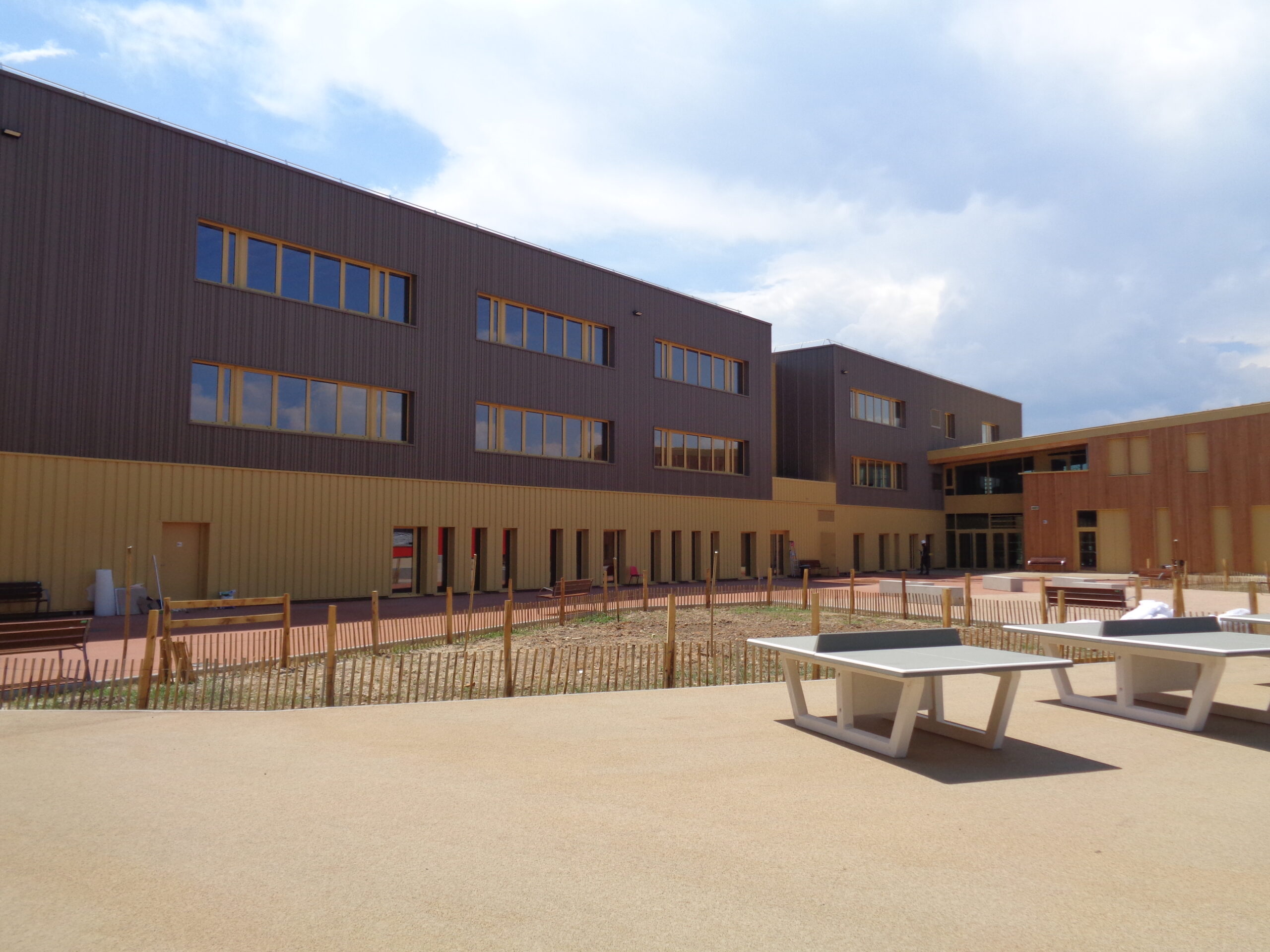 Collèges J. Chirac et M. Utrillo, Limas (69) , AAGroup et JL Frenoy,  8 514 m²